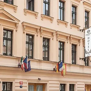 augustus-et-otto.praguehotelsweb.com/