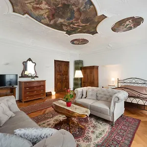 Codelli Deluxe Fresco Centre App With Balcony Apartment